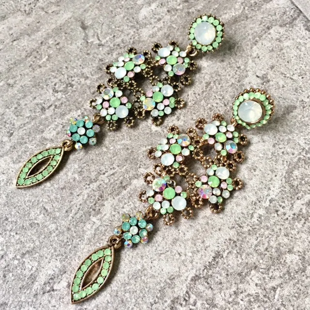 LONG PASTEL GREEN DIAMANTE STONE CRYSTAL DROP SEMI-FROSTED EARRINGS